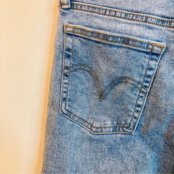 LEVI’S WEDGIE Sz 27 Wedgie Straight  Distressed Light Washed Jeans - Picture 10 of 13